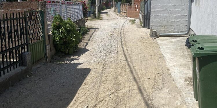 Kad neće grad, žitelji ulice Bože Cindre sami popunjavaju udarne rupe kako ne bi gazili po blatu