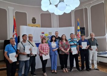 Devet porodica izbeglih i interno raseljenih lica u Leskovcu dobilo pomoć za nabavku poljoprivredne mehanizacije