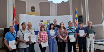 Devet porodica izbeglih i interno raseljenih lica u Leskovcu dobilo pomoć za nabavku poljoprivredne mehanizacije