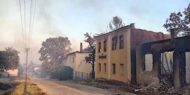 Požar u Žitnom potoku odnosi kuće, helikopteri ga gase vodom – Povređene 4 osobe
