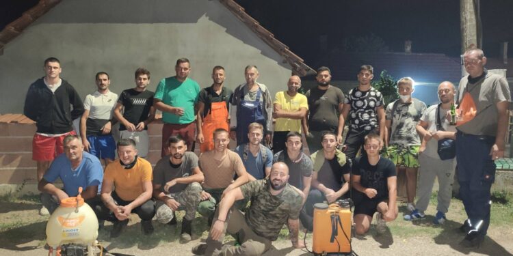 Omladina iz Donjeg Brijanja gasila požar, selo bez vode pokazalo solidarnost