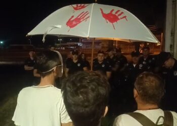 Policija branila protestantima u Leskovcu da okače na nadvožnjaku transparent sa krvavom šakom