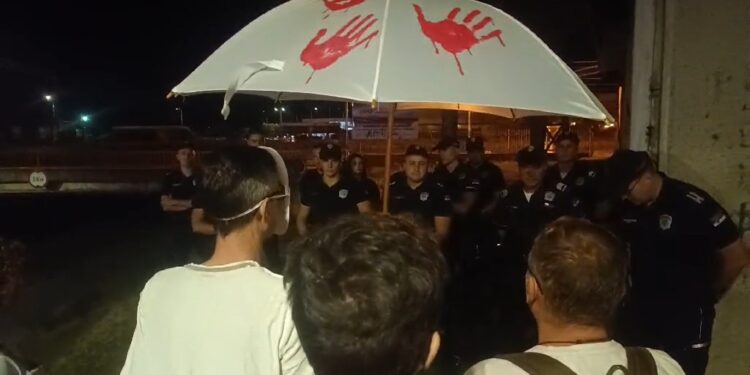 Policija branila protestantima u Leskovcu da okače na nadvožnjaku transparent sa krvavom šakom