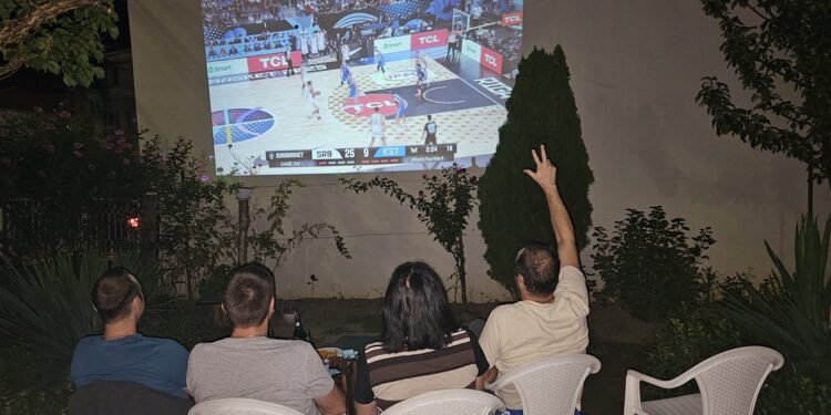 Ponovo radi bioskop: Ovako se u centru Leskovca bodre “orlovi“ na Eurobasketu