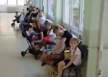 Sramota u Dečjem dispanzeru: Bolesna deca čekaju satim po hodnicima dok doktorke ispijaju kafe – VIDEO