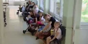 Sramota u Dečjem dispanzeru: Bolesna deca čekaju satim po hodnicima dok doktorke ispijaju kafe – VIDEO