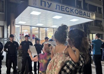 U Leskovcu policajcima u lice slike njihove brutalnosti – VIDEO