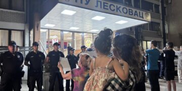 U Leskovcu policajcima u lice slike njihove brutalnosti – VIDEO