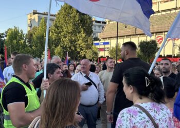 Protest u Leskovcu protiv „blokada“ pretvoren u politički skup funkcionera – VIDEO