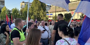 Protest u Leskovcu protiv „blokada“ pretvoren u politički skup funkcionera – VIDEO