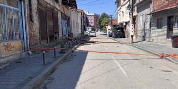Obrušio se krov napuštene kuće u Leskovcu, ulica zatvorena