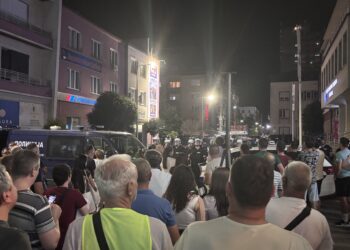 Veliki broj Leskovčana na večerašnjem protestu – ispred gradske kuće skandiraju: Mesko odlazi!