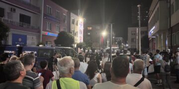 Veliki broj Leskovčana na večerašnjem protestu – ispred gradske kuće skandiraju: Mesko odlazi!