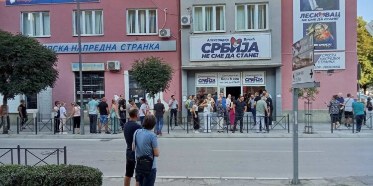 Pred početak protesta naprednjaka strpali Kuku u policijski auto, tvrde da nije uhapšen već samo legitimisan