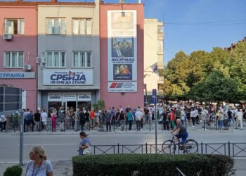 Pred početak protesta naprednjaka strpali Kuku u policijski auto, tvrde da nije uhapšen već samo legitimisan