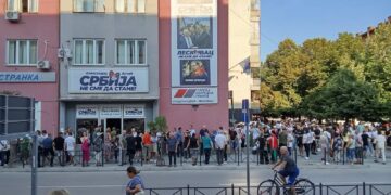 Pred početak protesta naprednjaka strpali Kuku u policijski auto, tvrde da nije uhapšen već samo legitimisan