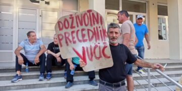 Pred početak protesta naprednjaka strpali Kuku u policijski auto, tvrde da nije uhapšen već samo legitimisan