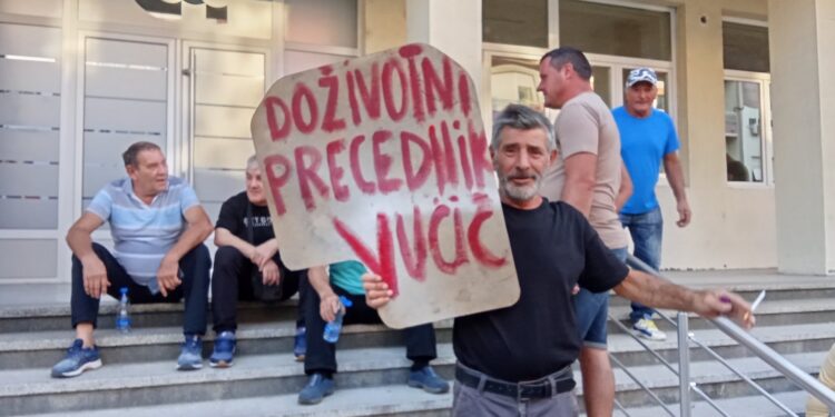 Pred početak protesta naprednjaka strpali Kuku u policijski auto, tvrde da nije uhapšen već samo legitimisan