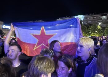 Zastava Jugoslavije se zavijorila u Leskovcu, i to sve zbog „Crvene jabuke“ – VIDEO