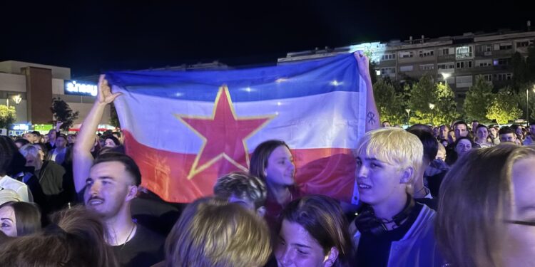 Zastava Jugoslavije se zavijorila u Leskovcu, i to sve zbog „Crvene jabuke“ – VIDEO