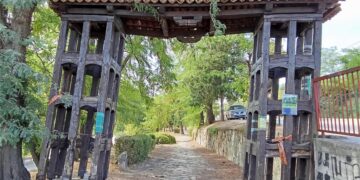 Kapija na ulazu u Spomen park sklona padu, inspekcija zatvorila prolaz, neko pokidao trake upozorenja