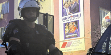 Ipak incident u Leskovcu: Naprednjaci građanima srednji prst, oni ka njima flaše sa vodom – VIDEO