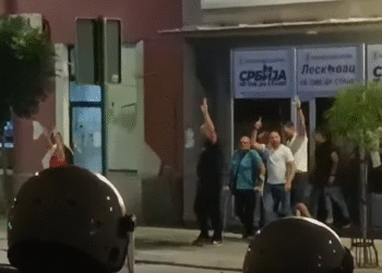 Ipak incident u Leskovcu: Naprednjaci građanima srednji prst, oni ka njima flaše sa vodom – VIDEO