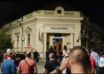Veliki broj Leskovčana na večerašnjem protestu – ispred gradske kuće skandiraju: Mesko odlazi!