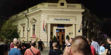 Veliki broj Leskovčana na večerašnjem protestu – ispred gradske kuće skandiraju: Mesko odlazi!