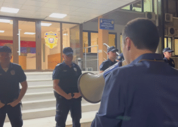 Građani Leskovca na protestu zatražili od policije da ponovo polože zakletvu, načelnik im se smejao – VIDEO