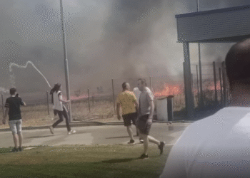 Požar preti Fabrici „Leoni“ u Malošištu – VIDEO
