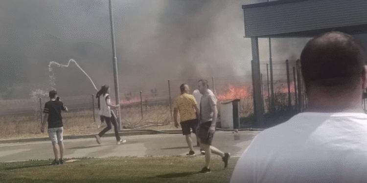 Požar preti Fabrici „Leoni“ u Malošištu – VIDEO