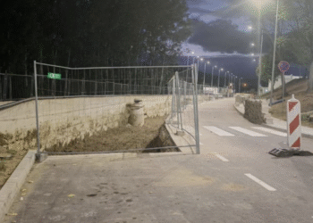 Seku i sklanjaju tek postavlјeni asfalt kod Zdravstvenog centra