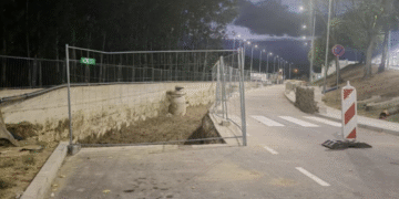 Seku i sklanjaju tek postavlјeni asfalt kod Zdravstvenog centra