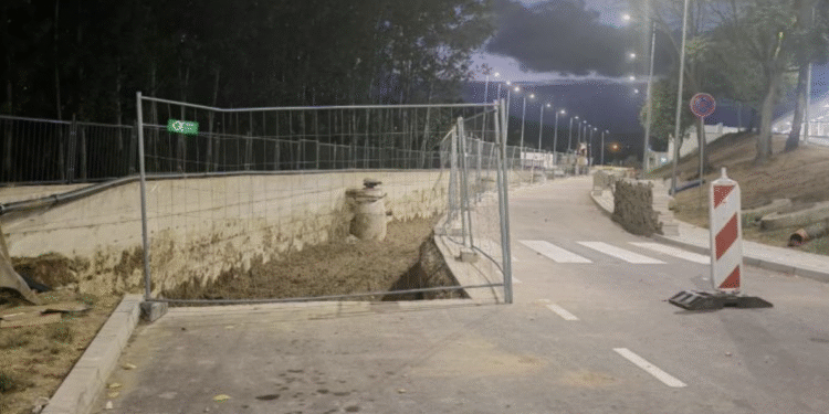 Seku i sklanjaju tek postavlјeni asfalt kod Zdravstvenog centra