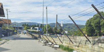 Obrušila se ograda kod bazena u Grdelici, srećom niko nije povređen