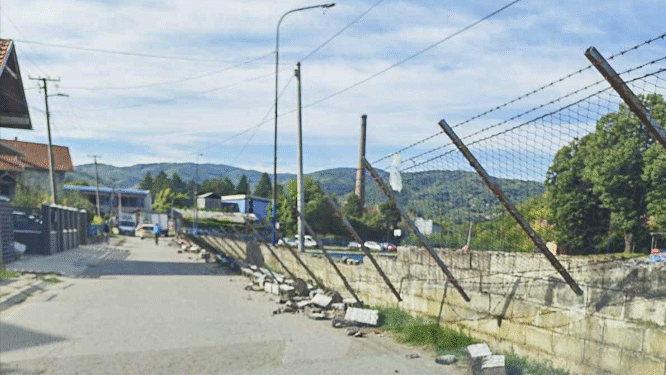 Obrušila se ograda kod bazena u Grdelici, srećom niko nije povređen