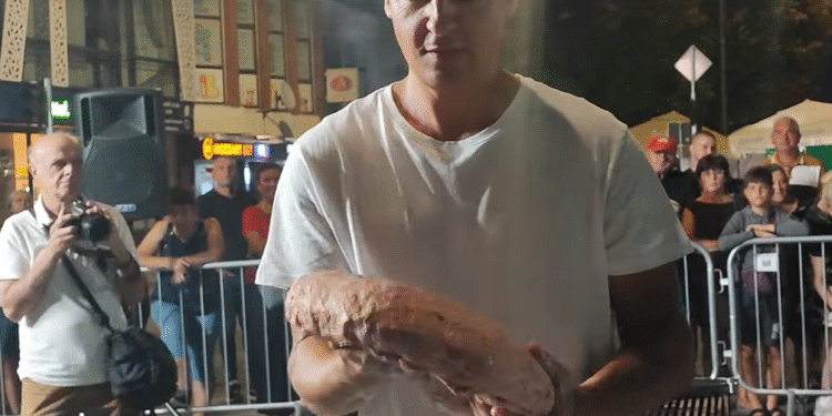 Na “Roštiljijadi” napravljena najveća pljeskavica iz ruke – teška 5,7 kilograma