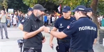 Incidenti tokom šetnje pristalica SNS-a u Leskovcu: maltretirana žena zbog uzvika „Pumpaj!“ – VIDEO