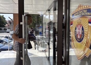 U vezi čega to leskovački naprednjaci, u toku radnog vremena i van svojih radnih mesta, sastanče sa načelnikom Policijske uprave?