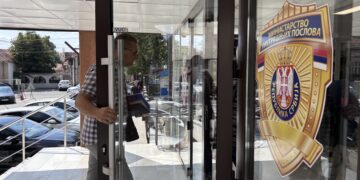 U vezi čega to leskovački naprednjaci, u toku radnog vremena i van svojih radnih mesta, sastanče sa načelnikom Policijske uprave?