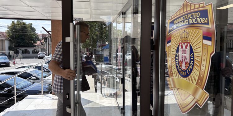 U vezi čega to leskovački naprednjaci, u toku radnog vremena i van svojih radnih mesta, sastanče sa načelnikom Policijske uprave?