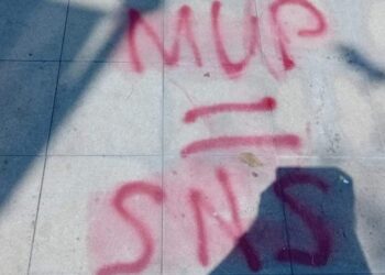 Na trgu pogrdne poruke na račun naprednjaka i policije
