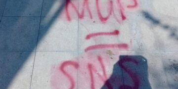 Na trgu pogrdne poruke na račun naprednjaka i policije