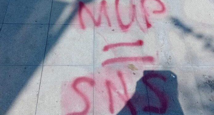 Na trgu pogrdne poruke na račun naprednjaka i policije