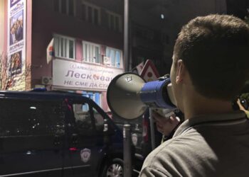 Leskovčani poručili večeras policiji: I gaće smo vam mi kupili! Pa, koga onda vi to čuvate?! – VIDEO