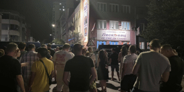 Leskovčani poručili večeras policiji: I gaće smo vam mi kupili! Pa, koga onda vi to čuvate?! – VIDEO