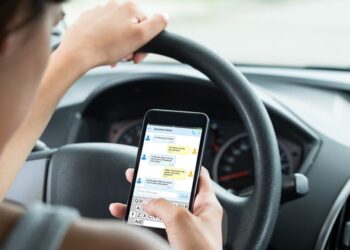 Sekunda koja vas može koštati života: Korišćenje mobilnog telefona u vožnji 20 puta povećavava rizik od udesa
