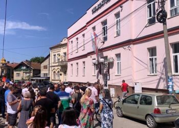 Okupljeni u Vlasotincu poručili: Irena Petrović je simbol propasti prosvete!