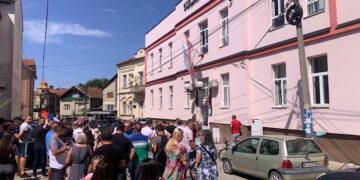 Okupljeni u Vlasotincu poručili: Irena Petrović je simbol propasti prosvete!